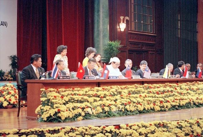 Ngay sau khi gia nhập ASEAN, Việt Nam đã tích cực thúc đẩy kết nạp các nước Campuchia, Lào và Myanmar vào ASEAN, hoàn thành ý tưởng về một ASEAN bao gồm cả 10 nước Đông Nam Á, tạo ra sự chuyển biến mới về chất đối với ASEAN và tình hình khu vực. Trong ảnh: Bộ trưởng Ngoại giao Nguyễn Mạnh Cầm cùng trưởng đoàn các nước ký văn bản công nhận CHDCND Lào và Liên bang Myanmar trở thành thành viên chính thức của ASEAN (Malaysia, 23/7/1997). Ảnh: Phạm Quyền - TTXVN