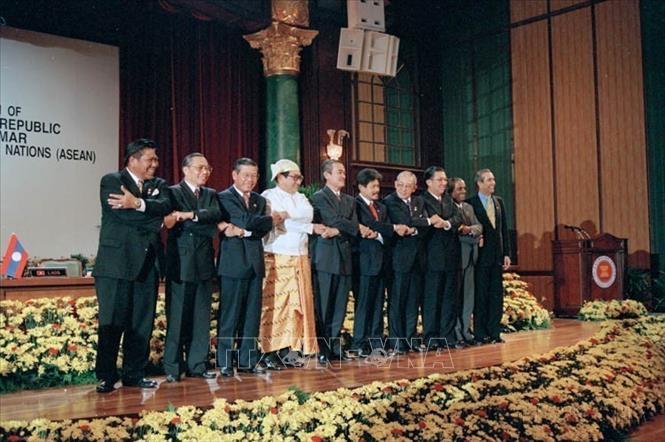 Ngay sau khi gia nhập ASEAN, Việt Nam đã tích cực thúc đẩy kết nạp các nước Campuchia, Lào và Myanmar vào ASEAN. Trong ảnh: Bộ trưởng Ngoại giao các nước ASEAN và Tổng Thư ký ASEAN tại Lễ kết nạp CHDCND Lào và Liên bang Myanmar trở thành thành viên chính thức của ASEAN, ngày 23/7/1997, tại Subang Jaya (Malaysia). Ảnh: Phạm Quyền – TTXVN