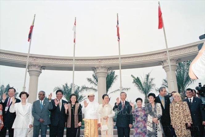 Ngay sau khi gia nhập ASEAN, phát huy vai trò là hạt nhân thúc đẩy đoàn kết, thống nhất, Việt Nam đã tích cực thúc đẩy kết nạp Campuchia, Lào và Myanmar vào Hiệp hội. Trong ảnh:Bộ trưởng Ngoại giao các nước ASEAN cùng các Phu nhân chào mừng CHDCND Lào và Liên bang Myanmar trở thành thành viên chính thức của ASEAN (Malaysia, 1997). Ảnh: Phạm Quyền – TTXVN