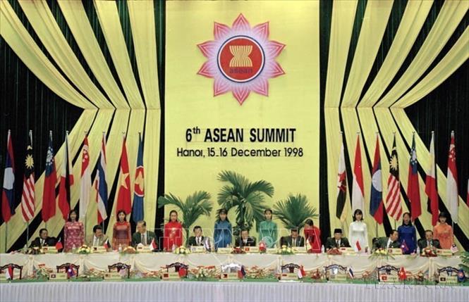 Tháng 12/1998, Việt Nam tổ chức thành công Hội nghị cấp cao ASEAN lần thứ 6, thông qua Chương trình Hành động Hà Nội, góp phần quan trọng tăng cường đoàn kết, đẩy mạnh hợp tác, định hướng cho sự phát triển và hợp tác của Hiệp hội. Trong ảnh: Thủ tướng Phan Văn Khải và các Trưởng đoàn ký Tuyên bố Hà Nội tại Hội nghị Cấp cao ASEAN lần thứ 6, diễn ra ở Thủ đô Hà Nội trong 2 ngày 15 - 16/12/1998. Ảnh: Minh Điền - TTXVN