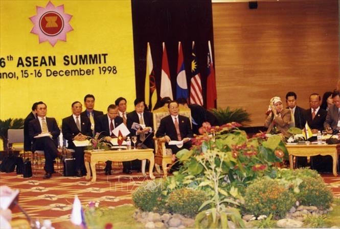 Năm 1998, Việt Nam tổ chức thành công Hội nghị cấp cao ASEAN lần thứ 6, thông qua Chương trình Hành động Hà Nội, góp phần quan trọng tăng cường đoàn kết, đẩy mạnh hợp tác, định hướng cho sự phát triển và hợp tác của Hiệp hội nhằm thực hiện Tầm nhìn ASEAN năm 2020. Trong ảnh: Thủ tướng Phan Văn Khải dự Phiên họp những người đứng đầu Nhà nước, Chính phủ các nước ASEAN để thông qua chương trình hành động Hà Nội và tuyên bố Hà Nội 1998 (16/12/1998). Ảnh: Nguyễn Khang - TTXVN
