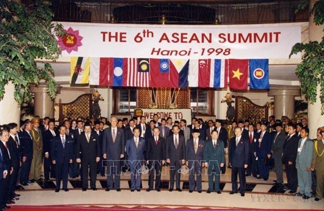 Lãnh đạo các nước ASEAN dự tiệc chiêu đãi do Thủ tướng Phan Văn Khải chủ trì, tại Hội nghị cấp cao ASEAN lần thứ 6 (Hà Nội, 14/12/1998). Ảnh; Minh Điền - TTXVN