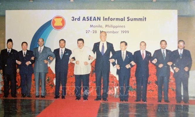 Thủ tướng Phan Văn Khải cùng lãnh đạo các nước ASEAN tham dự cuộc gặp cấp cao ASEAN không chính thức lần thứ 3 (Manila, 28/11/1999). Ảnh; Thế Thuần - TTXVN