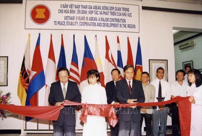 Thứ trưởng Bộ Văn hóa - Thông tin Lưu Trần Tiêu và Thứ trưởng Bộ Ngoại giao Nguyễn Đình Bin cắt băng khai mạc Triển lãm ảnh 