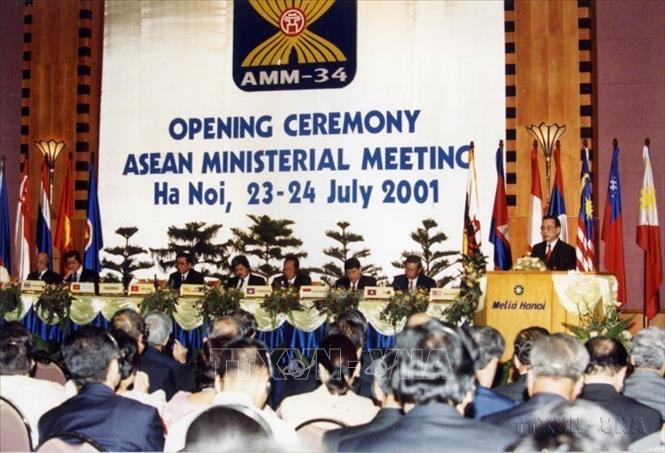Thủ tướng Phan Văn Khải dự và phát biểu tại lễ khai mạc Hội nghị Bộ trưởng Ngoại giao ASEAN lần thứ 34 (AMM 34), tổ chức tại Hà Nội (23/7/2001). Ảnh: Thế Thuần - TTXVN