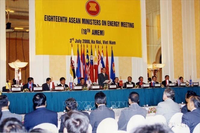 Thủ tướng Phan Văn khải phát biểu khai mạc Hội nghị Bộ trưởng Năng lượng các nước ASEAN lần thứ 18, tổ chức tại Hà Nội (3/7/2000). Ảnh Thế Thuần - TTXVN