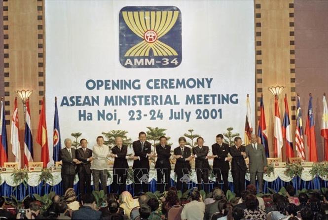 Kể từ khi gia nhập ASEAN năm 1995, với phương châm “tích cực, chủ động và có trách nhiệm”, Việt Nam đã có nhiều đóng góp quan trọng, góp phần duy trì sự đoàn kết, thống nhất và củng cố vai trò trung tâm của Hiệp hội. Trong ảnh: Trưởng đoàn các nước dự Khai mạc Hôi nghị Bộ trưởng Ngoại giao ASEAN lần thứ 34 (AMM 34), tổ chức tại Hà Nội trong các ngày 23-24/7/2001. Ảnh: Minh Điền - TTXVN