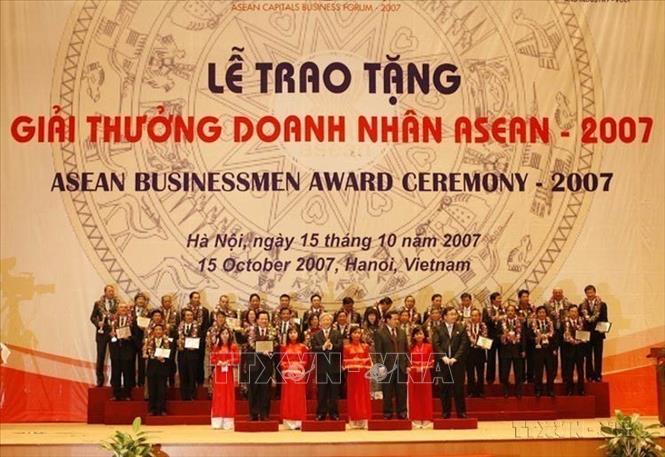 30 năm qua, với phương châm “tích cực, chủ động và có trách nhiệm”, Việt Nam đã có những đóng góp quan trọng vào sự phát triển chung của ASEAN. Trong ảnh: Lễ trao Giải thưởng Doanh nhân ASEAN 2007 tại Trung tâm Hội nghị quốc gia (Hà Nội), tối 15/10/2007. Ảnh: Trí Dũng - TTXVN