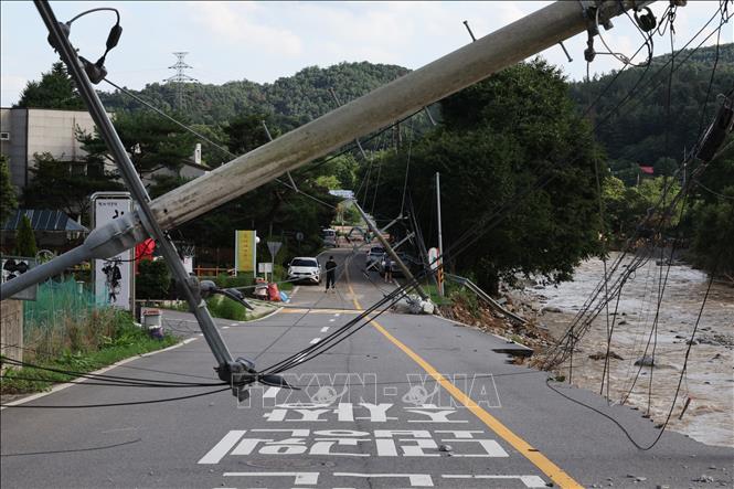 Cột điện bị đổ sau những trận mưa lớn tại Gapyeong, tỉnh Gyeonggi, Hàn Quốc, ngày 20/7/2025. Ảnh: Yonhap/TTXVN