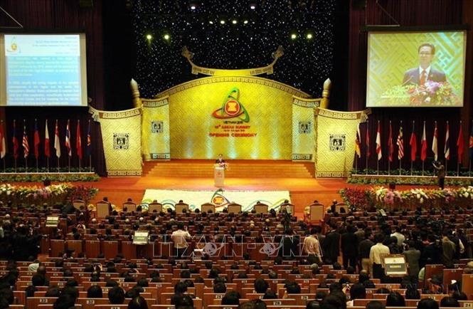 Những đóng góp nổi bật của Việt Nam có thể kể đến là 3 lần đảm trách vai trò Chủ tịch ASEAN trong các năm 1998, 2010 và 2020. Trong ảnh: Thủ tướng Nguyễn Tấn Dũng phát biểu khai mạc Hội nghị cấp cao ASEAN lần thứ 16, tổ chức tại sân vận động Quốc gia Mỹ Đình (Hà Nội, 8/4/2010). Ảnh: Nguyễn Dân - TTXVN