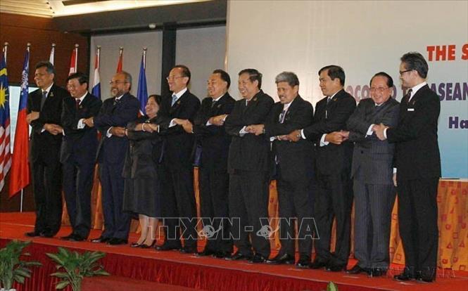 Trên cương vị Chủ tịch ASEAN năm 2010, với mục tiêu đẩy mạnh hiện thực hoá Tầm nhìn của ASEAN thành hành động, nhiệm kỳ Chủ tịch của Việt Nam đã ghi dấu những quyết định quan trọng. Trong ảnh: Bộ trưởng Ngoại giao các nước ASEAN chụp ảnh chung sau lễ ký Nghị định thư về việc giải quyết các tranh chấp trong ASEAN (Hà Nội, 8/4/2010). Ảnh: Thống Nhất - TTXVN
