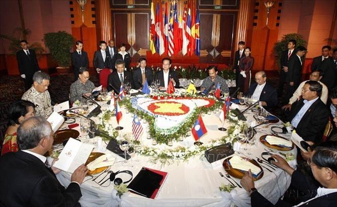 Trên cương vị Chủ tịch ASEAN năm 2010, với mục tiêu đẩy mạnh hiện thực hoá Tầm nhìn của ASEAN thành hành động, nhiệm kỳ Chủ tịch của Việt Nam đã ghi dấu những quyết định quan trọng. Trong ảnh: Thủ tướng Nguyễn Tấn Dũng chủ trì tiệc ăn tối và làm việc với Trưởng đoàn các nước ASEAN trong khuôn khổ Hội nghị cấp cao ASEAN lần thứ 16 (Hà Nội, 8/4/2010). Ảnh: Đức Tám - TTXVN