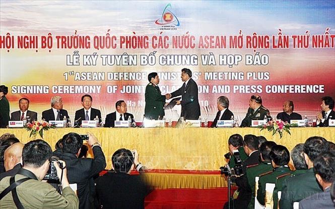 Trên cương vị Chủ tịch ASEAN năm 2010, với mục tiêu đẩy mạnh hiện thực hoá Tầm nhìn của ASEAN thành hành động, nhiệm kỳ Chủ tịch của Việt Nam đã ghi dấu những quyết định quan trọng. Trong ảnh: Đại tướng, Bộ trưởng Quốc phòng Phùng Quang Thanh trao tuyên bố chung vừa ký kết cho Tổng Thư ký ASEAN Surin Pitsuwan tại Hội nghị Bộ trưởng Quốc phòng các nước ASEAn mở rộng lần thứ nhất (ADMM+), ngày 12/10/2010. Ảnh: Nguyễn Dân - TTXVN