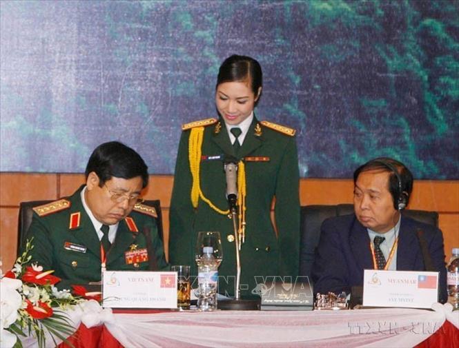 Trên cương vị Chủ tịch ASEAN năm 2010, với mục tiêu đẩy mạnh hiện thực hoá Tầm nhìn của ASEAN thành hành động, nhiệm kỳ Chủ tịch của Việt Nam đã ghi dấu những quyết định quan trọng. Trong ảnh: Đại tướng Phùng Quang Thanh, Bộ trưởng Bộ Quốc phòng ký Tuyên bố chung tại Hội nghị Bộ trưởng Quốc phòng các nước ASEAn lần thứ 4 (Hà Nội, 11/5/2010). Ảnh: Thống Nhất - TTXVN