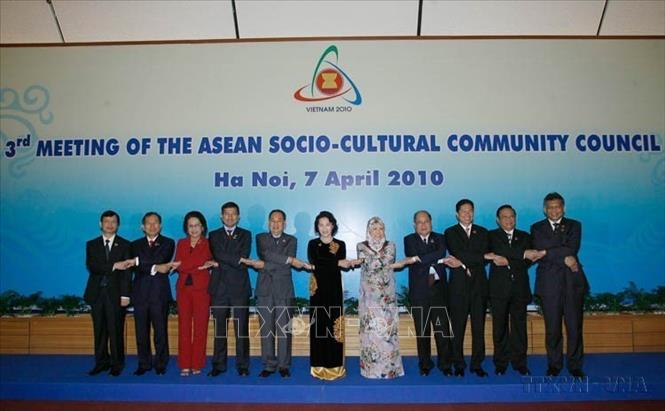 Trên cương vị Chủ tịch ASEAN năm 2010, với mục tiêu đẩy mạnh hiện thực hoá Tầm nhìn của ASEAN thành hành động, nhiệm kỳ Chủ tịch của Việt Nam đã ghi dấu những quyết định quan trọng. Trong ảnh: Bộ trưởng các nước dự Khai mạc Phiên họp lần thứ 3 Hội đồng Văn Hóa - Xã Hội ASEAN (Hà Nội, 7/4/2010). Ảnh: Thống Nhất-TTXVN