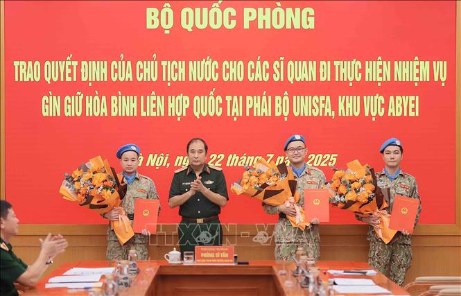 Thượng tướng Phùng Sĩ Tấn, Phó Tổng tham mưu trưởng Quân đội nhân dân Việt Nam trao quyết định cho các sĩ quan đi thực hiện nhiệm vụ. Ảnh: An Đăng - TTXVN