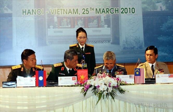 Trên cương vị Chủ tịch ASEAN năm 2010, với mục tiêu đẩy mạnh hiện thực hoá Tầm nhìn của ASEAN thành hành động, nhiệm kỳ Chủ tịch của Việt Nam đã ghi dấu những quyết định quan trọng. Trong ảnh: Lễ ký Nghị quyết Hội nghị Không chính thức Tư lệnh lực lượng Quốc phòng các nước ASEAN lần thứ 7 (Hà Nội, 25/3/2010). Ảnh: Trọng Đức - TTXVN
