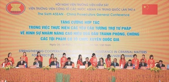 Kể từ khi gia nhập ASEAN năm 1995, với phương châm “tích cực, chủ động và có trách nhiệm”, Việt Nam đã có nhiều đóng góp quan trọng, góp phần duy trì sự đoàn kết, thống nhất và củng cố vai trò trung tâm của Hiệp hội. Trong ảnh: Hội nghị Viện trưởng Viện Kiểm sát, Viện trưởng Viện Công tố các nước ASEAN và Trung Quốc lần thứ 6, tại Hà Nội (2009). Ảnh: TTXVN