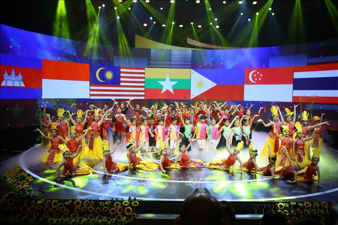 Tiết mục biểu diễn của thiếu nhi ASEAN trong đêm khai mạc Liên hoan thiếu nhi ASEAN + 2017, với chủ đề 