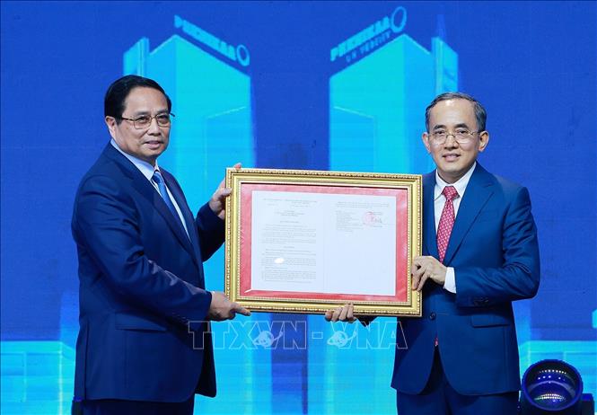 Thủ tướng Phạm Minh Chính trao Quyết định chuyển mô hình thành Đại học Phenikaa cho đại diện lãnh đạo Đại học Phenikaa. Ảnh: Dương Giang-TTXVN

