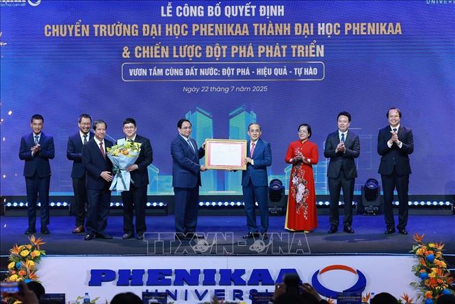Thủ tướng Phạm Minh Chính trao Quyết định chuyển mô hình thành Đại học Phenikaa cho đại diện lãnh đạo Đại học Phenikaa. Ảnh: Dương Giang-TTXVN
