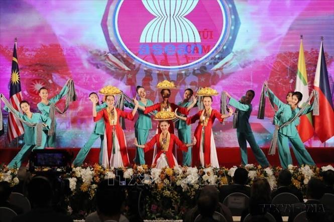 Trên cương vị Chủ tịch ASEAN năm 2020, Việt Nam đã đề xuất và dẫn dắt ASEAN hoàn thành những văn kiện quan trọng, góp phần định hướng phát triển tương lai của ASEAN. Trong ảnh: Lễ khai mạc Hội nghị Cấp cao ASEAN lần thứ 37 (Hà Nội, 12/11/2020). Ảnh: Dương Giang - TTXVN