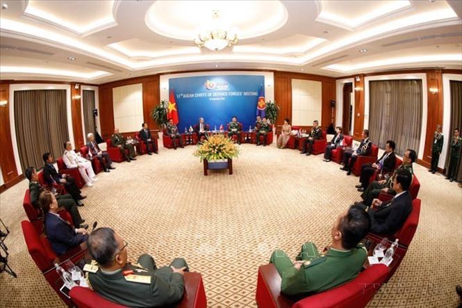 Những đóng góp nổi bật của Việt Nam có thể kể đến là 3 lần đảm trách vai trò Chủ tịch ASEAN trong các năm 1998, 2010 và 2020. Trong ảnh: Hội nghị trực tuyến Tư lệnh lực lượng quốc phòng các nước ASEAN lần thứ 17 (ACDFM-17), diễn ra tại Hà Nội (24/9/2020). Ảnh: Dương Giang - TTXVN