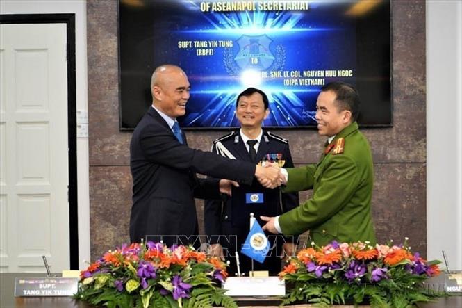 Thượng tá Nguyễn Hữu Ngọc, đại diện lực lượng Cảnh sát Việt Nam nhận bàn giao nhiệm vụ Giám đốc phụ trách Kế hoạch và Chương trình của Ban thư ký Tư lệnh Cảnh sát các nước ASEAN (ASEANAPOL), ngày 11/1/2023. Ảnh: Mạnh Tuân - TTXVN