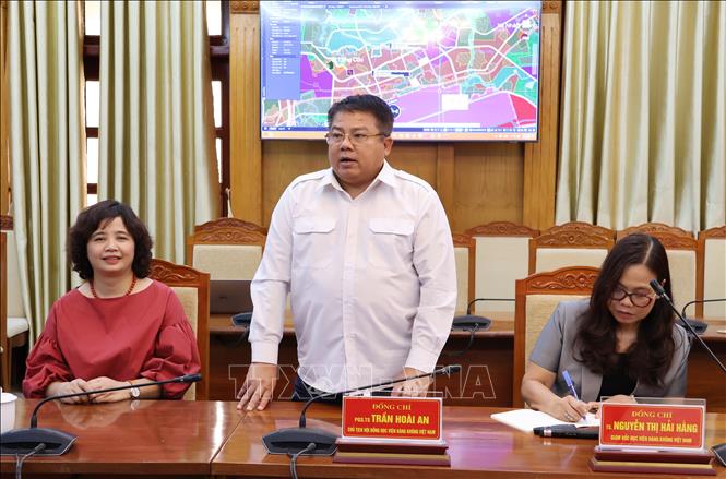 Đại diện Học viện Hàng không Việt Nam phát biểu tại buổi làm việc. Ảnh: Thái Hùng - TTXVN