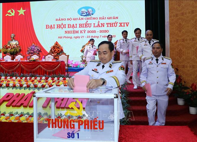 Các đại biểu bỏ phiếu bầu Ban Chấp hành Đảng bộ Quân chủng Hải quân nhiệm kỳ 2025 - 2030. Ảnh: Trọng Đức - TTXVN