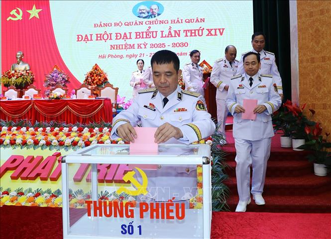 Các đại biểu bỏ phiếu bầu Ban Chấp hành Đảng bộ Quân chủng Hải quân nhiệm kỳ 2025 - 2030. Ảnh: Trọng Đức - TTXVN