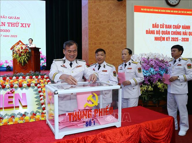 Các đại biểu bỏ phiếu bầu Ban Chấp hành Đảng bộ Quân chủng Hải quân nhiệm kỳ 2025 - 2030. Ảnh: Trọng Đức - TTXVN