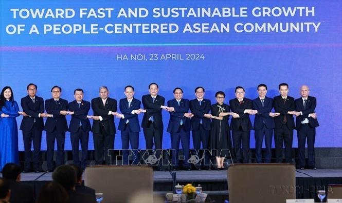 Sau hai lần tổ chức thành công tại Hà Nội (tháng 4/2024 và tháng 2/2025), Diễn đàn Tương lai ASEAN (AFF) đã dần trở thành hình mẫu về một diễn đàn thật sự của ASEAN, dành cho ASEAN, qua đó khẳng định vai trò dẫn dắt của Việt Nam trong định hình tầm nhìn chiến lược ở khu vực. Trong ảnh: Thủ tướng Phạm Minh Chính dự Diễn đàn Tương lai ASEAN 2024. Ảnh: Dương Giang-TTXVN
