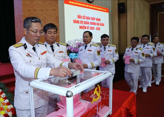 Các đại biểu bỏ phiếu bầu Ban Chấp hành Đảng bộ Quân chủng Hải quân nhiệm kỳ 2025 - 2030. Ảnh: Trọng Đức - TTXVN