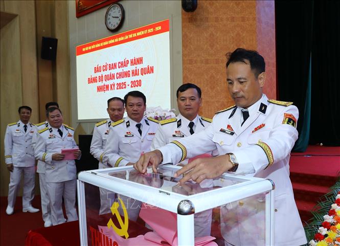 Các đại biểu bỏ phiếu bầu Ban Chấp hành Đảng bộ Quân chủng Hải quân nhiệm kỳ 2025 - 2030. Ảnh: Trọng Đức - TTXVN