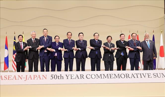 Việt Nam cũng có nhiều đóng góp quan trọng trong mở rộng quan hệ và thúc đẩy hợp tác giữa ASEAN với các đối tác. Trong ảnh: Thủ tướng Nhật Bản Kishida Fumio, Thủ tướng Phạm Minh Chính và Trưởng đoàn các nước ASEAN tham dự Hội nghị cấp cao kỷ niệm 50 năm quan hệ ASEAN - Nhật Bản. Ảnh: Dương Giang-TTXVN
