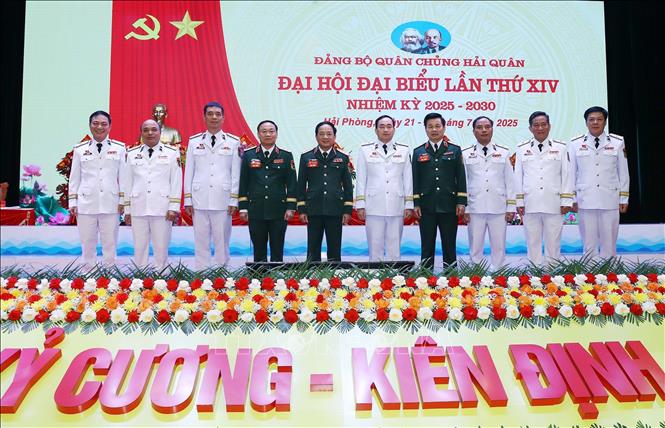  Đại tướng Trịnh Văn Quyết, Bí thư Trung ương Đảng, Ủy viên Thường vụ Quân ủy Trung ương, Chủ nhiệm Tổng cục Chính trị Quân đội nhân dân Việt Nam và các đồng chí lãnh đạo Quân chủng Hải quân tại Đại hội. Ảnh: Trọng Đức - TTXVN