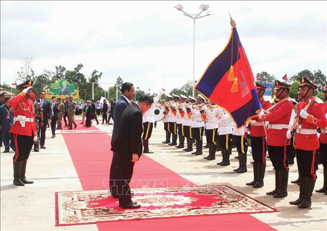 Đại tướng Kun Kim, Phó Chủ tịch thứ nhất Ủy ban quốc gia về quản lý thảm họa Campuchia và Tổng Thư ký ASEAN Kao Kim Hourn duyệt đội danh dự tại lễ khai mạc ARDEX 2025. Ảnh: Hoàng Minh - PV TTXVN tại Campuchia 