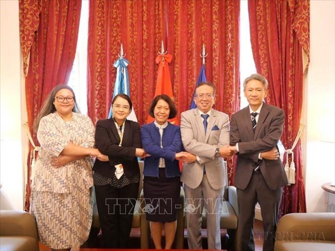 Đại sứ Việt Nam tại Argentina Ngô Minh Nguyệt (thứ 3, trái sang), với tư cách Chủ tịch luân phiên Ủy ban Hiệp hội các quốc gia Đông Nam Á (ASEAN) tại Buenos Aires chủ trì phiên họp thường kỳ lần thứ 42 tại trụ sở Đại sứ quán Việt Nam. Ảnh: Diệu Hương - TTXVN