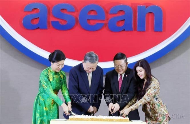 Tổng Bí thư Tô Lâm và Phu nhân cùng Tổng Thư ký ASEAN Kao Kim Hourn và Phu nhân cắt bánh chào mừng 30 năm Ngày Việt Nam gia nhập ASEAN (Indonesia, 10/3/2025). Ảnh: Thống Nhất – TTXVN