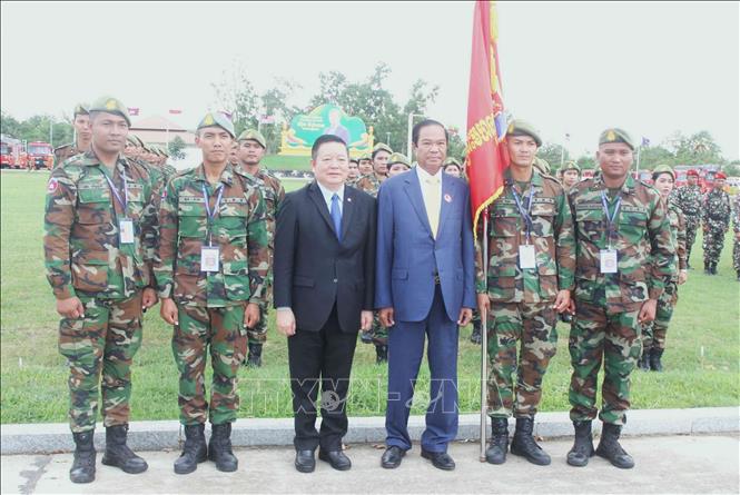 Đại tướng Kun Kim (thứ 3, phải sang), Bộ trưởng cao cấp, Phó Chủ tịch thứ nhất Ủy ban quốc gia về quản lý thảm họa Campuchia và Tổng Thư ký ASEAN Kao Kim Hourn (thứ 3, trái sang) tại ARDEX 2025. Ảnh: Hoàng Minh - PV TTXVN tại Campuchia 