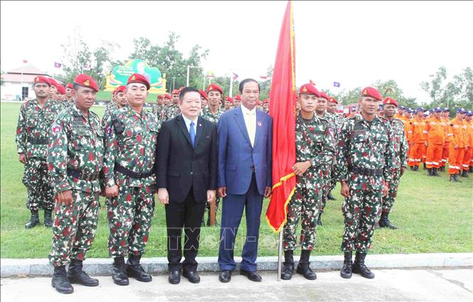 Đại tướng Kun Kim (thứ 3, phải sang), Bộ trưởng cao cấp, Phó Chủ tịch thứ nhất Ủy ban quốc gia về quản lý thảm họa Campuchia và Tổng Thư ký ASEAN Kao Kim Hourn (thứ 3, trái sang) tại ARDEX 2025. Ảnh: Hoàng Minh - PV TTXVN tại Campuchia 