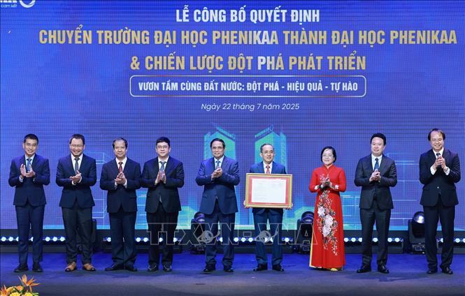 Thủ tướng Phạm Minh Chính trao Quyết định chuyển mô hình thành Đại học Phenikaa cho đại diện lãnh đạo Đại học Phenikaa. Ảnh: Dương Giang-TTXVN
