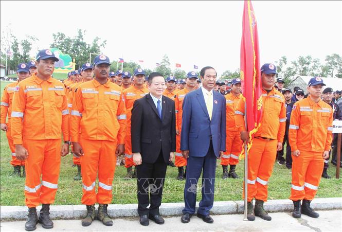 Đại tướng Kun Kim (thứ 3, phải sang), Bộ trưởng cao cấp, Phó Chủ tịch thứ nhất Ủy ban quốc gia về quản lý thảm họa Campuchia và Tổng Thư ký ASEAN Kao Kim Hourn (thứ 3, trái sang) tại lễ khai mạc ARDEX 2025. Ảnh: Hoàng Minh - PV TTXVN tại Campuchia 