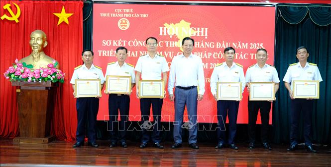 Ông Vương Quốc Nam, Phó Chủ tịch UBND thành phố Cần Thơ tặng Bằng khen của Chủ tịch UBND thành phố cho các tập thể đạt thành tích xuất sắc. Ảnh: Thu Hiền - TTXVN