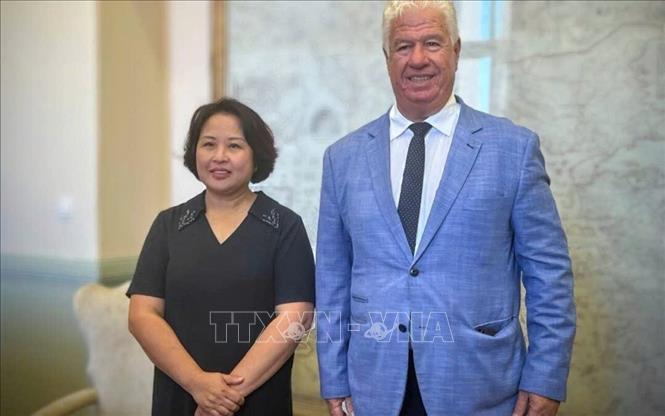 Đại sứ Phạm Thị Thu Hương gặp Thống đốc vùng quần đảo Ionian Yianis Trepeklis. Ảnh TTXVN phát