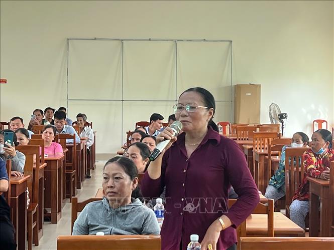 Người dân phản ánh ý kiến về tình trạng ô nhiễm bãi rác An Hiệp tại buổi đối thoại. Ảnh: Huỳnh Phúc Hậu - TTXVN