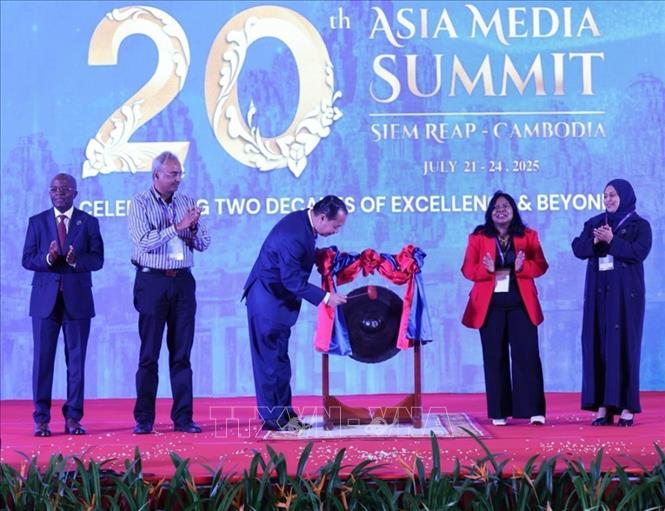 Bộ trưởng Thông tin Campuchia Neth Pheaktra thực hiện nghi thức khai mạc hội nghị. Ảnh: AKP/TTXVN phát