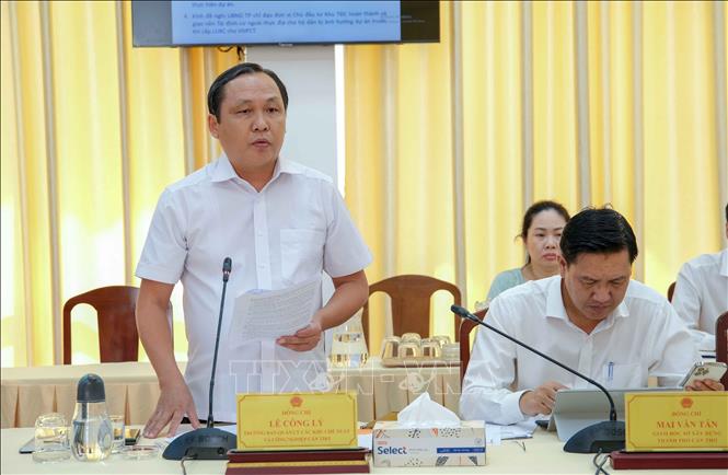 Ông Lê Công Lý, Trưởng Ban Quản lý các khu chế xuất và công nghiệp thành phố Cần Thơ thông tin tiến độ dự án Khu công nghiệp VSIP tại buổi làm việc. Ảnh: Thanh Liêm - TTXVN