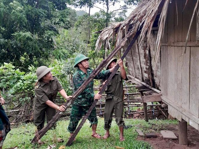 Cán bộ, chiến sỹ Bộ đội Biên phòng Quảng Trị hỗ trợ người dân khắc phục hậu quả thiên tai. Ảnh: TTXVN phát